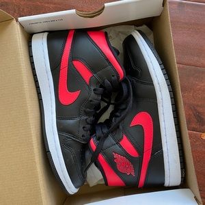 Nike Air Jordan 1 Mid womens size 7 black siren red